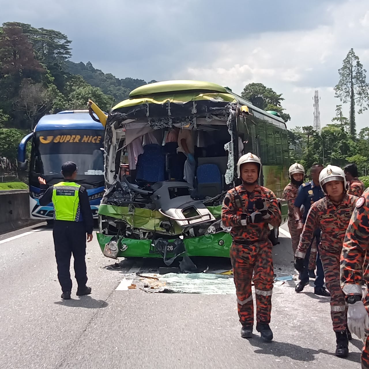 Individu Termasuk Pelancong Jepun Cedera Bas Langgar Belakang Treler