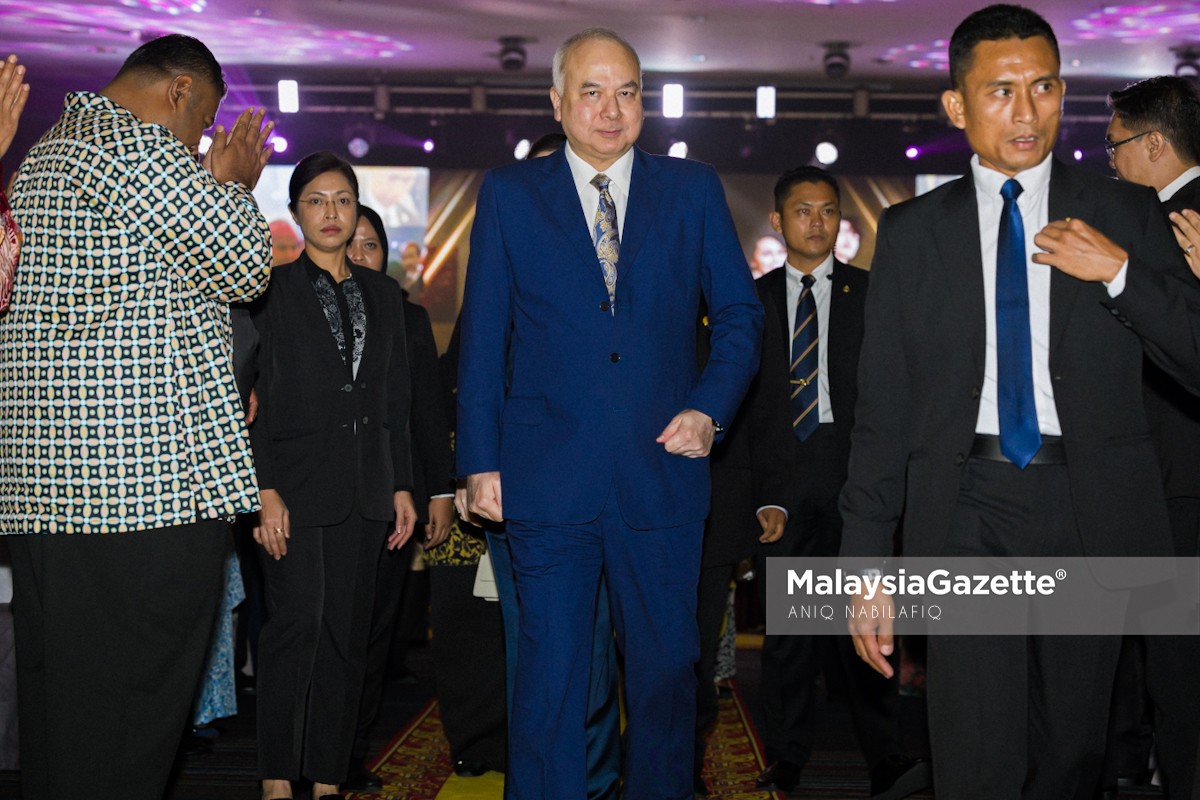 Sultan Perak Sultan Nazrin Muizzuddin Shah Raja Permaisuri Perak Tuanku Zara Salim Majlis Makan Malam Amal Kelab Bakti Gunung Keledang KBGK persembahan sumbangan 