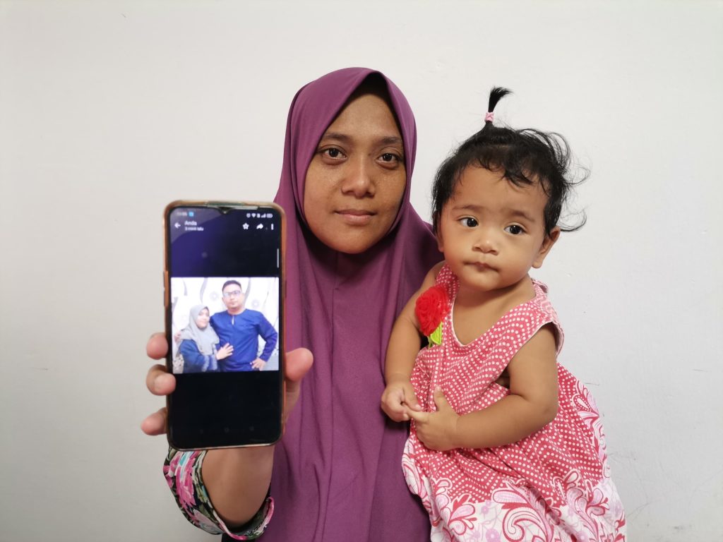 Aidilfitri suram, anak-anak pilih baju raya hitam
