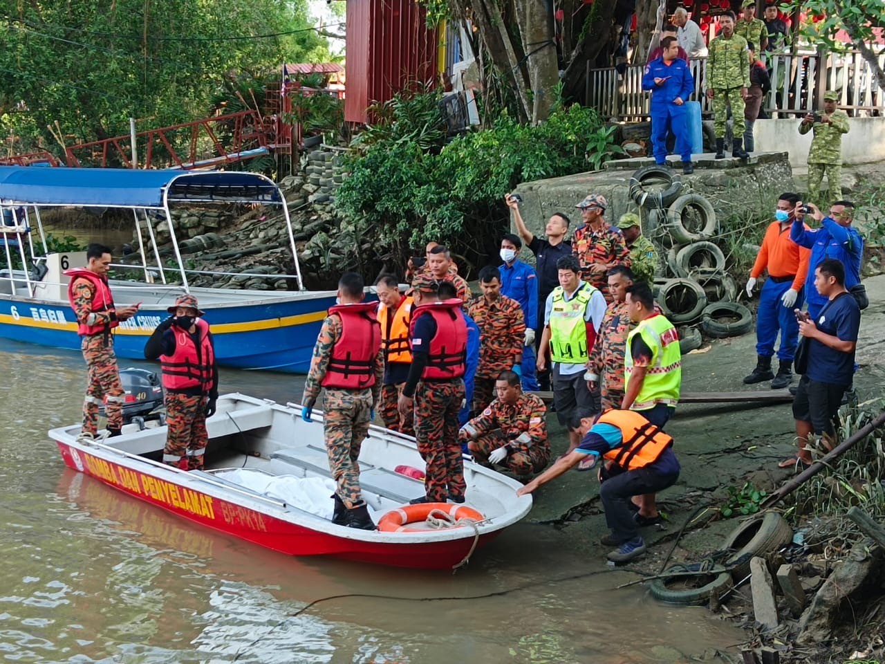 mayat lelaki 50 tahun usia bomba tepi sungai JBPM bomba Wan Mohamad Zakari Wan Mohamed Nor Teluk Intan 