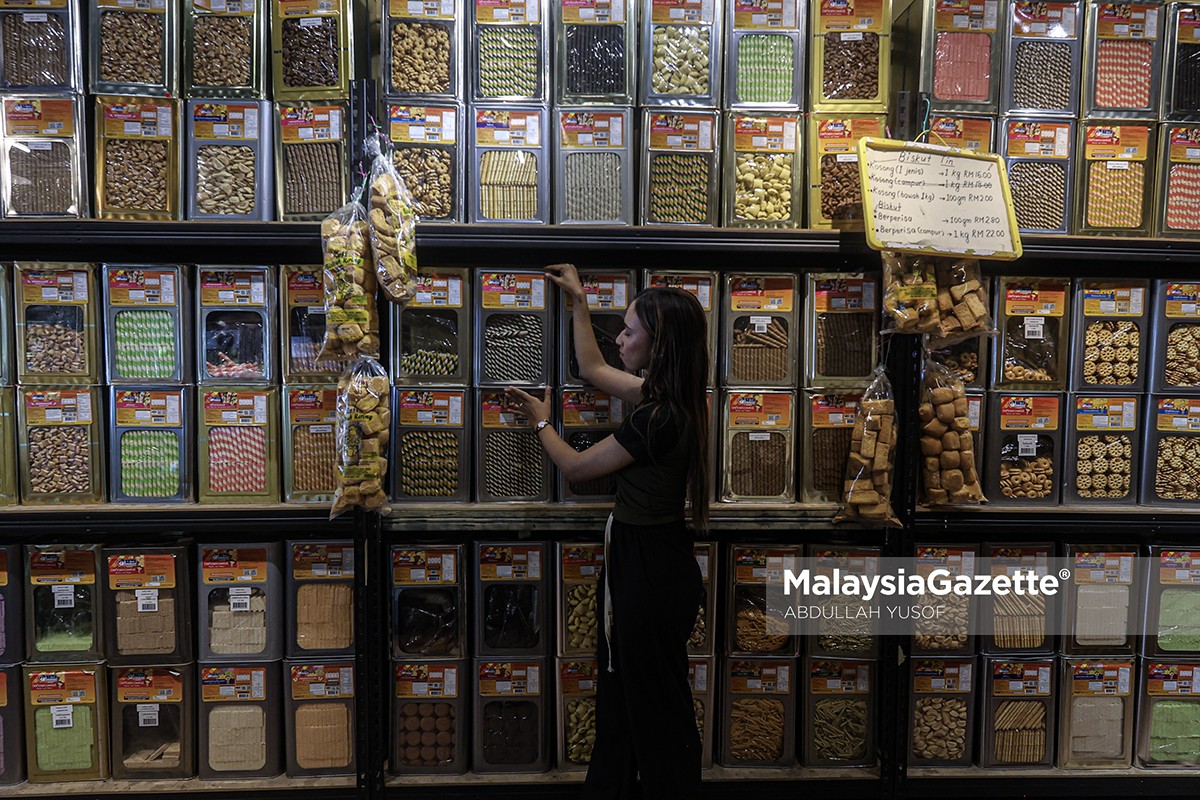 dalam tin Biskut lejen Ummi Kalsom biskut timbang perniagaan taman jati 