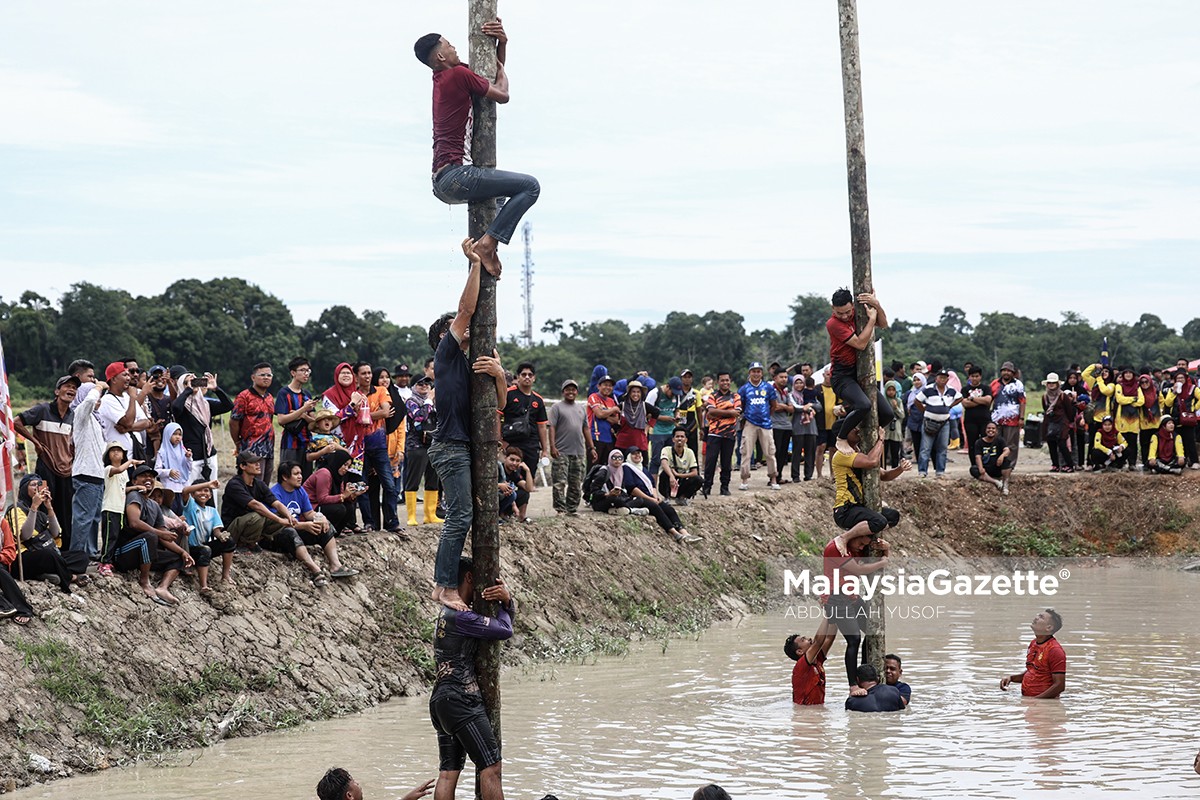 Peserta Nigeria teruja main bola sepak dalam bendang karnival sukan bendang parit kampung senin perak tengah