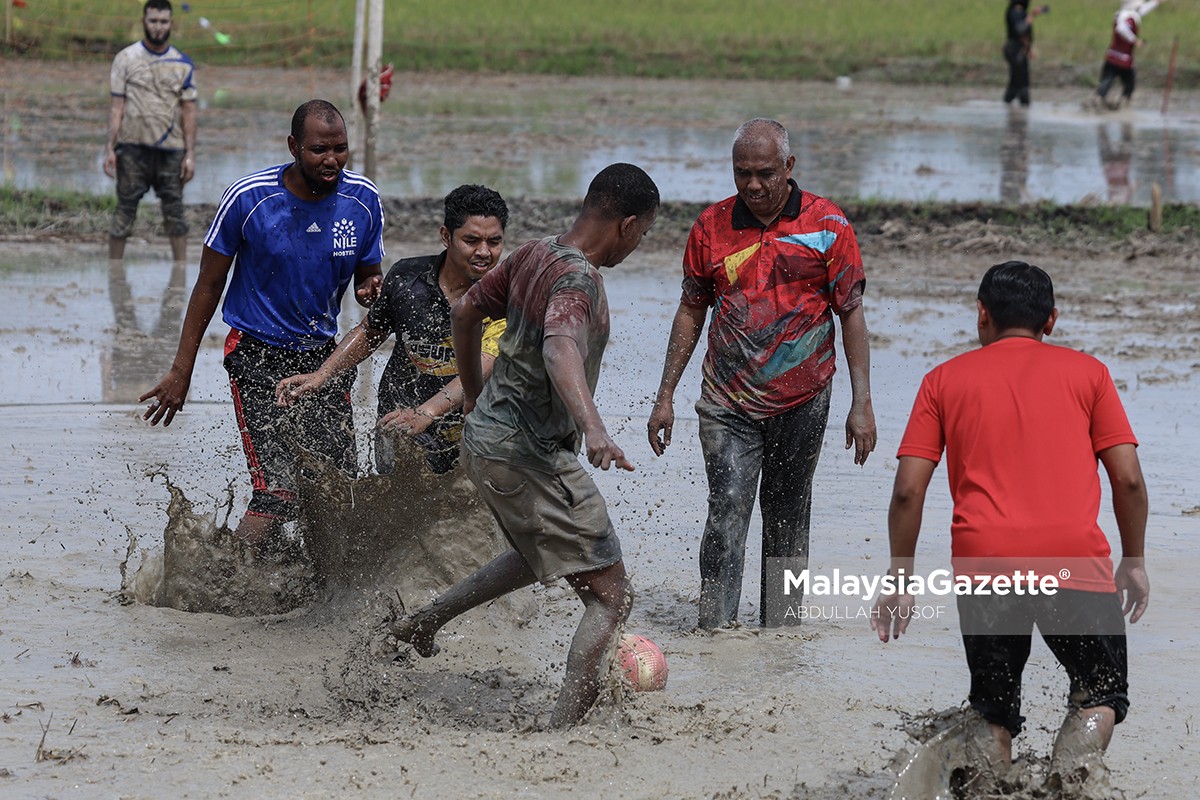 Peserta Nigeria teruja main bola sepak dalam bendang karnival sukan bendang parit kampung senin perak tengah