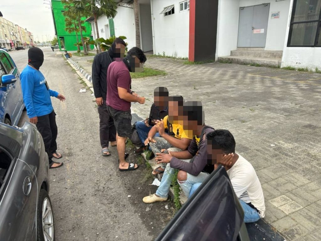 Enam etnik Rohingya ditahan selepas sndiket terlibat penyeludupan PATT Rohingya dari Kelantan ke KL ditumpaskan dalam Operasi Khas JEM d. Kelantan 1 Jun lalu. Gambar  ihsan JIM Putrajaya