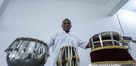 'King of Rythm' harmonikan gendang India dengan muzik pelbagai kaum gendang India