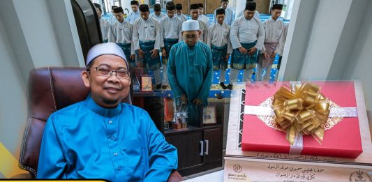 BERGELAR Imam Masjid Jamek Al-Mansur, Sungai Lampam di Teluk Intan sejak 1994 menjadikan Ustaz Agus Lokman Sulam, 56, sebagai figura yang cukup disegani bukan sahaja di Hilir Perak malah juga di negeri ini. Penerima Anugerah Tokoh Imam sempena Sambutan Maulidur Rasul Peringkat Negeri Perak 1446H/2024 itu, telah menabur bakti selama 30 tahun sebagai imam di Masjid Jamek Al-Mansur