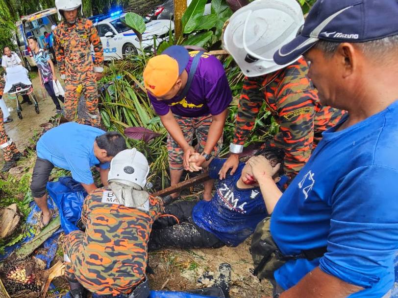 Lelaki patah kaki dihempap pokok sawit ketika kenduri kahwin cedera bomba Sabarodzi mangsa
