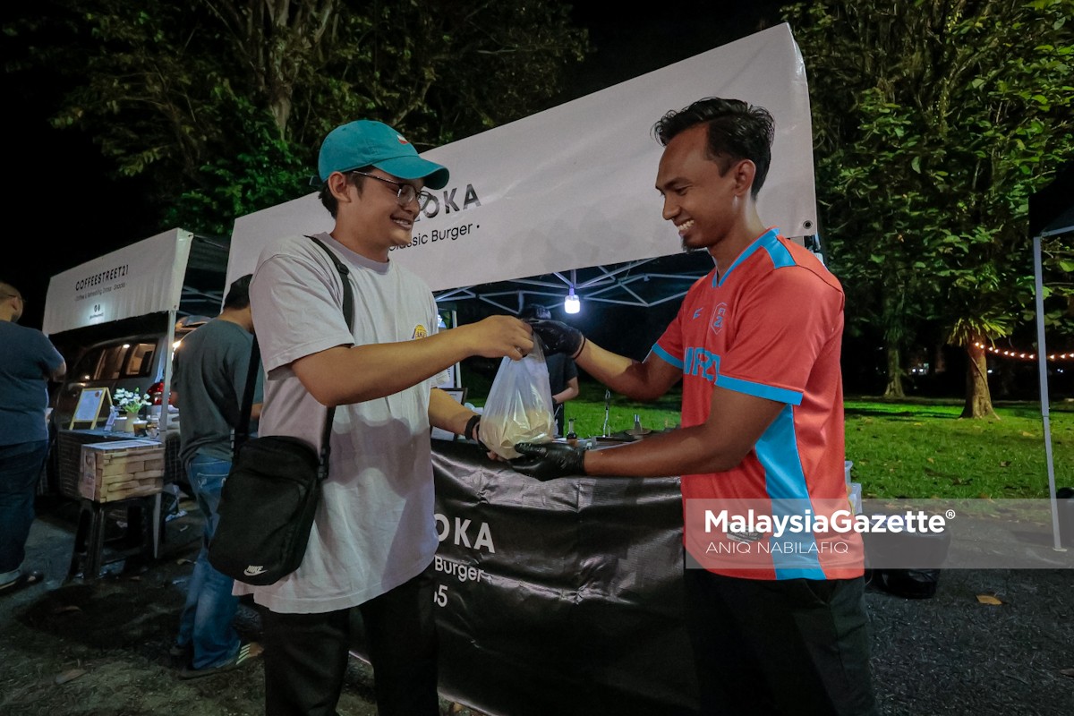 Bekas pemain bola sepak perak Mohamad Hafiz nazirul amirul azhan perniagaan burger makana kopi minuman