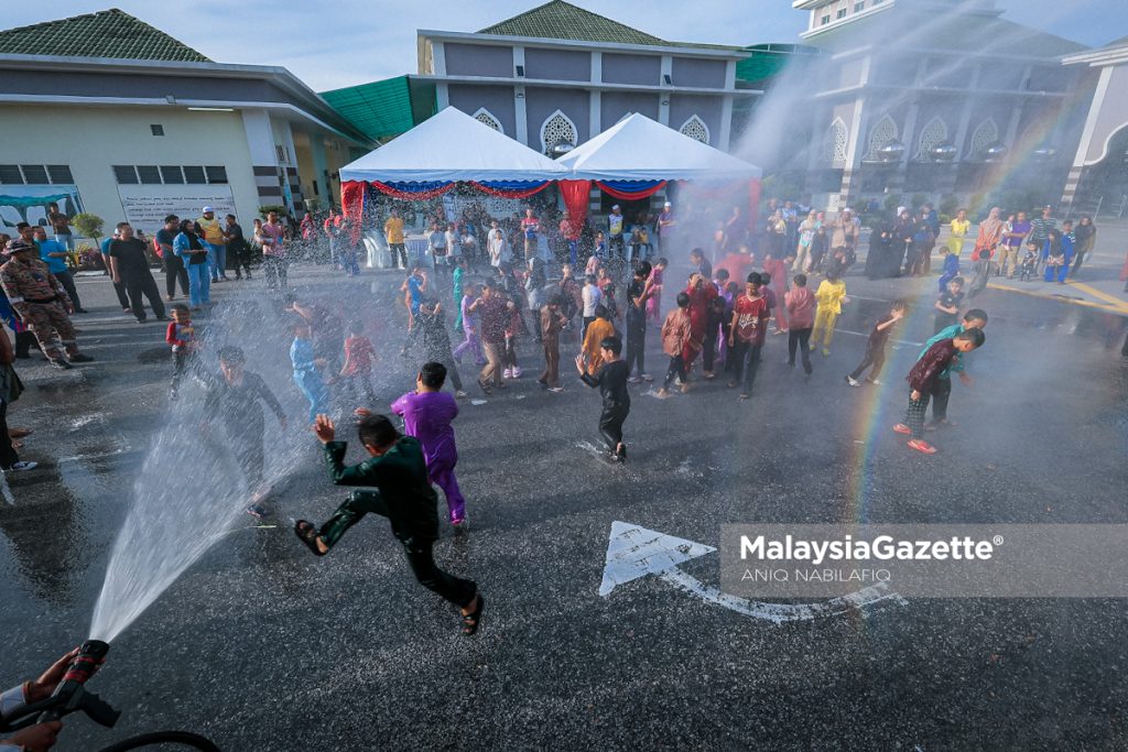 37 kanak-kanak diarak naik bas Hoho sebelum berkhatan