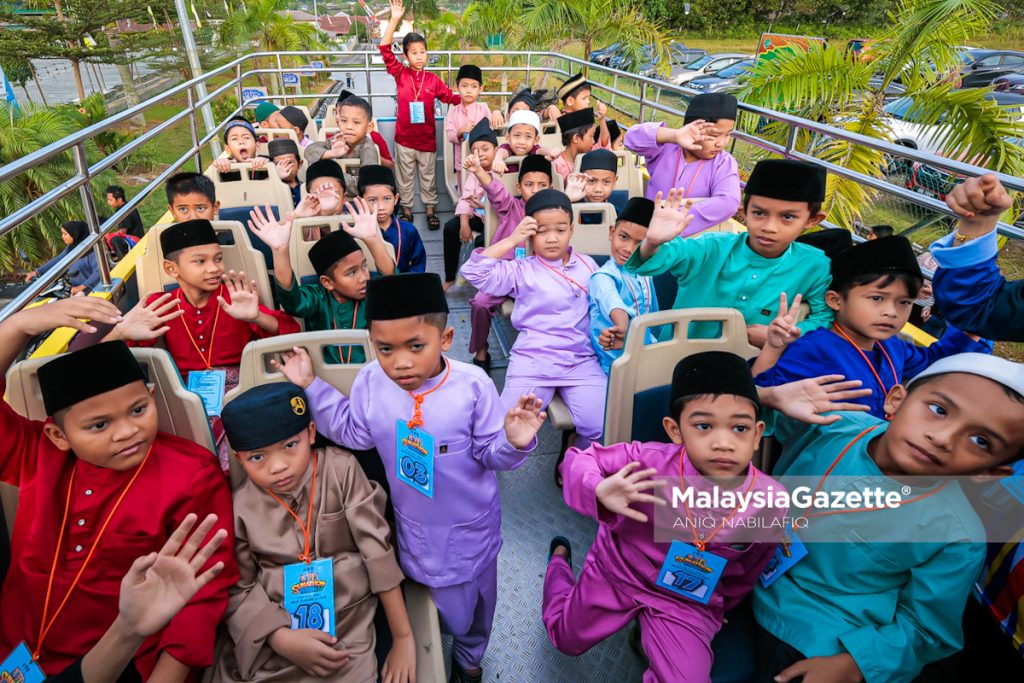 37 kanak-kanak diarak naik bas Hoho sebelum berkhatan
