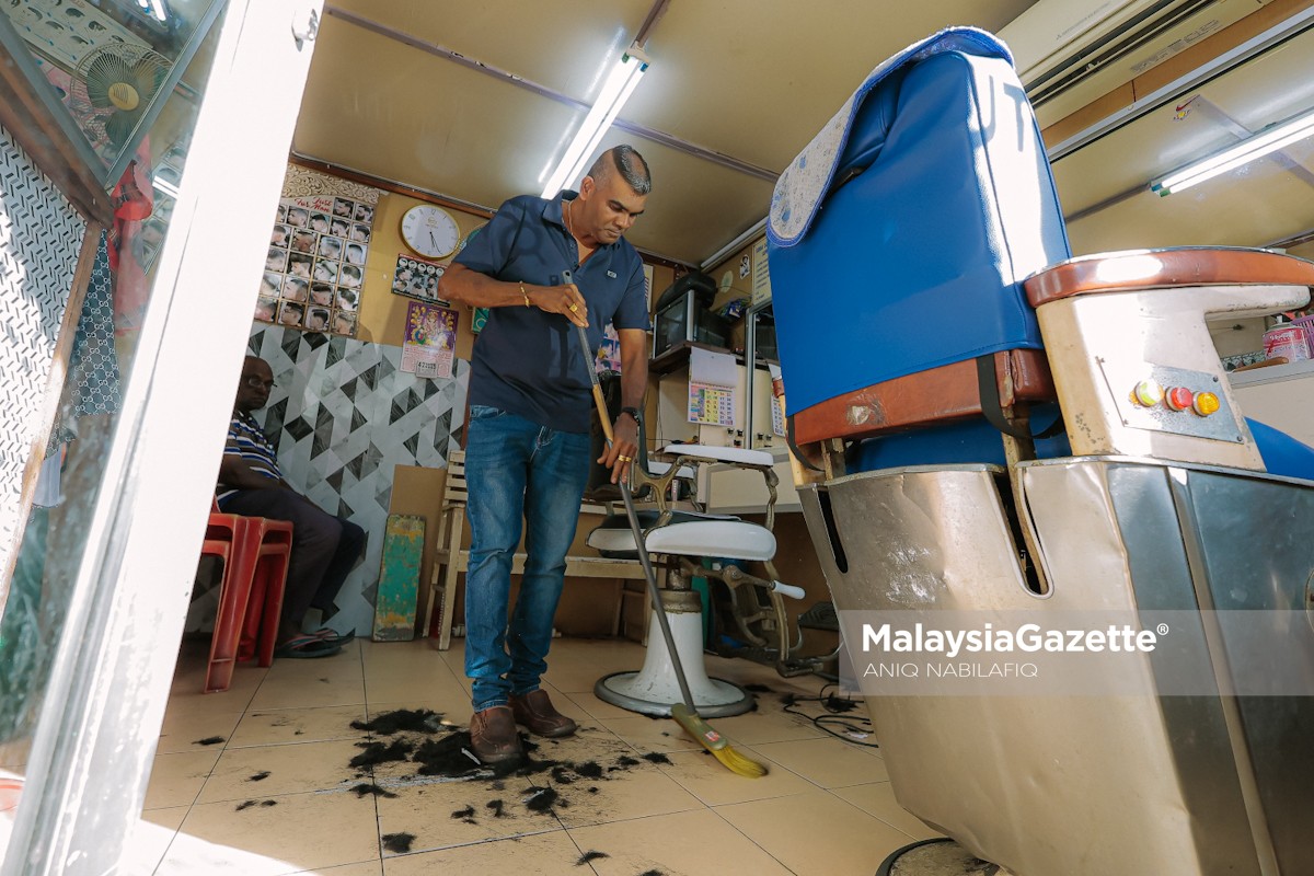 legasi potong rambut Sentilvasan menggunting pelanggan Tanjung Malim Selangor pekerjaan kedai gunting Pelanggan perniagaan tukang