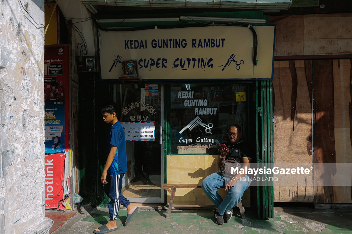 legasi potong rambut Sentilvasan menggunting pelanggan Tanjung Malim Selangor pekerjaan kedai gunting Pelanggan perniagaan tukang