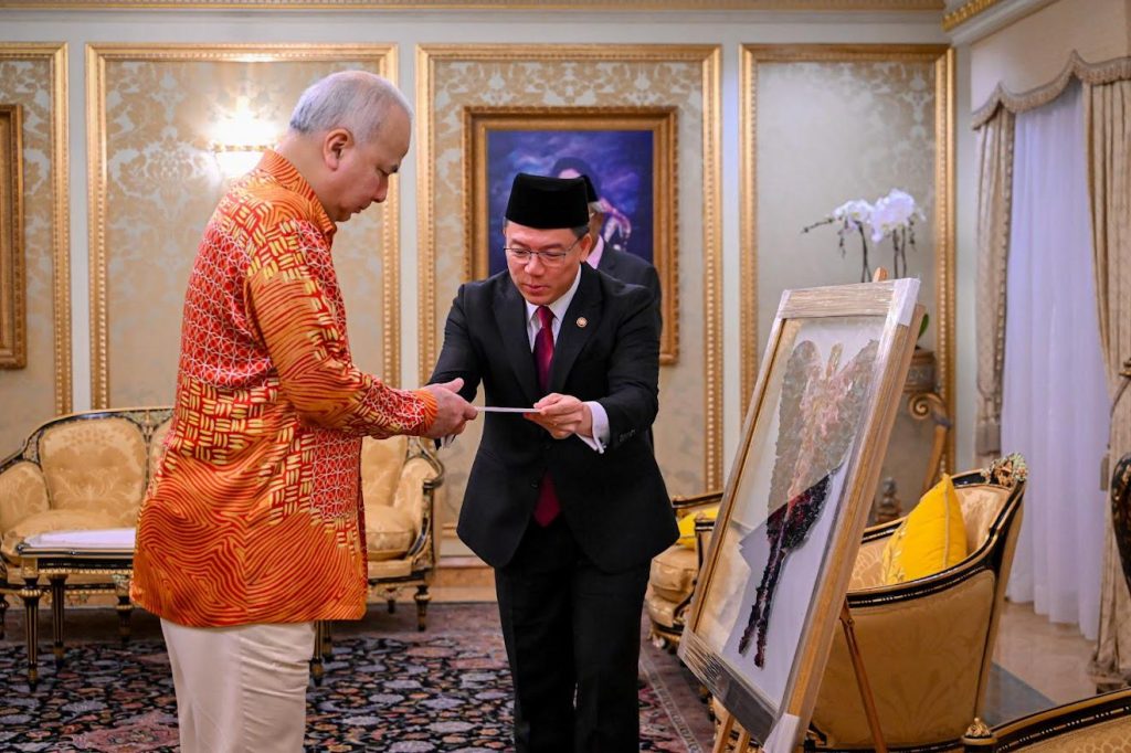 Sultan Nazrin berkenan menerima menghadap Nga Kor Ming dan menzahirkan tahniah atas siri kejayaan dan kecemerlangan Kementerian Perumahan dan Kerajaan Tempatan. Anugerah Pembangunan Negara 2024