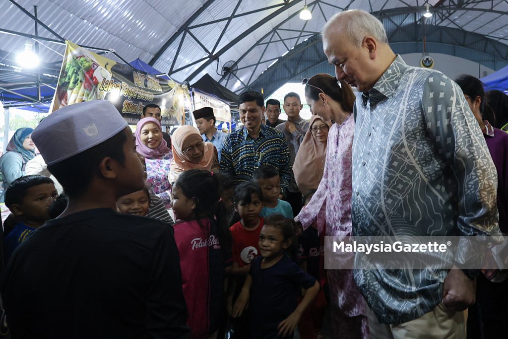 Sultan Perak, Permaisuri berkenan lawat bazar Ramadan Arena Kuala Kangsar