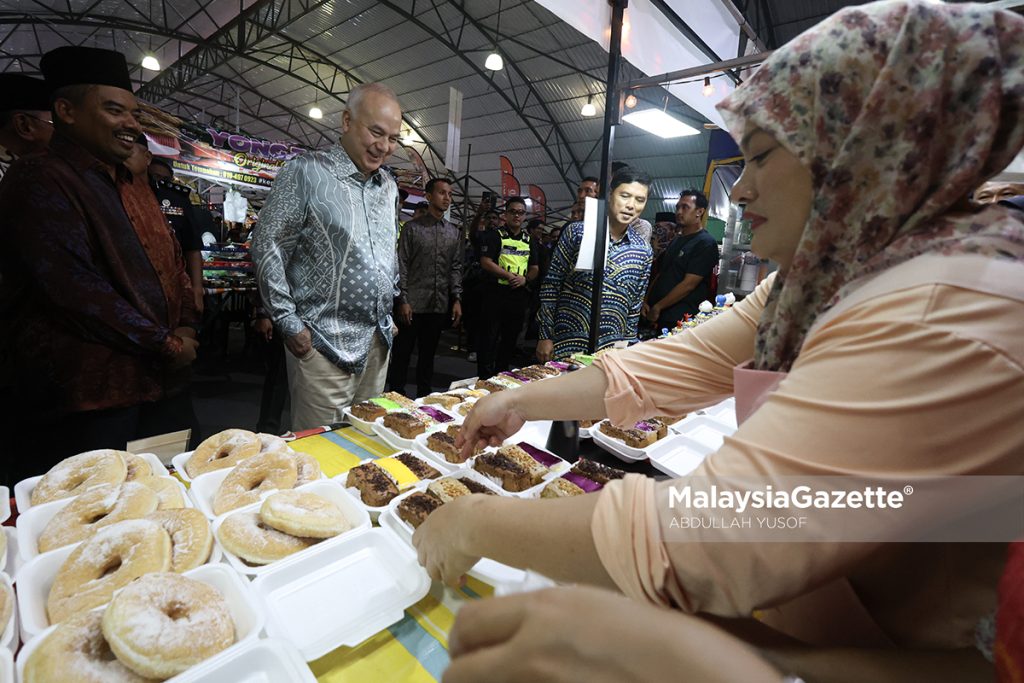 Sultan Perak, Permaisuri berkenan lawat bazar Ramadan Arena Kuala Kangsar