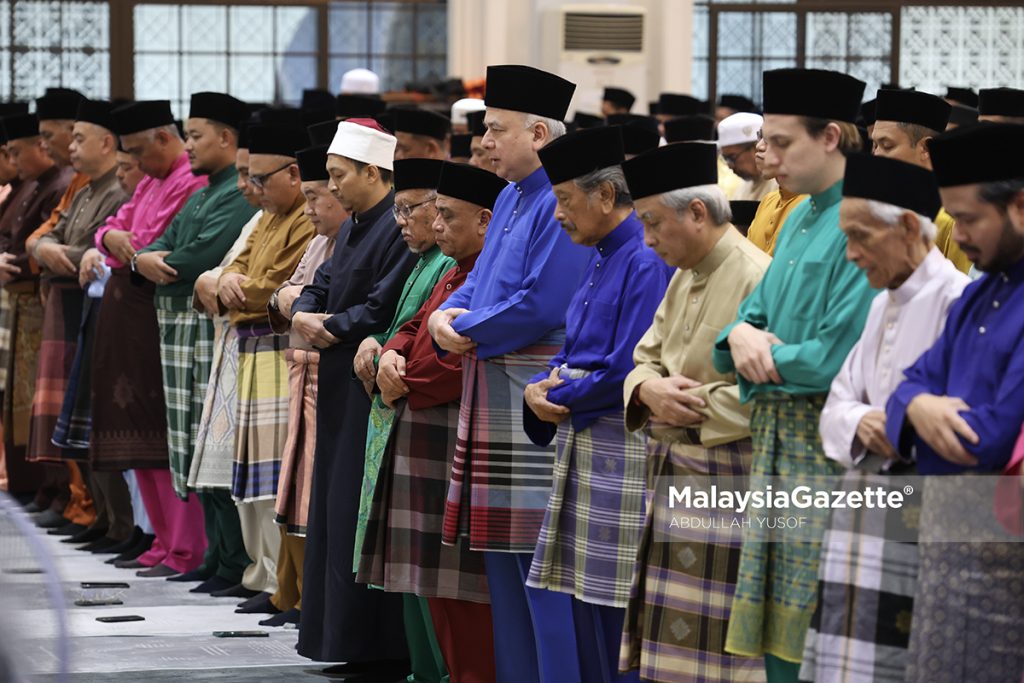 Sultan Perak berangkat ke Majlis Sambutan Nuzul Al-Quran peringkat negeriIPOH - Sultan Perak, Sultan Nazrin Muizzuddin Shah berkenan berangkat ke Majlis Sambutan Nuzul al-Quran Peringkat Negeri Perak Tahun 1446H/2025 di Masjid Sultan Azlan Shah di sini hari ini. Turut berangkat, Raja Muda Perak, Raja Jaafar Raja Muda Musa dan Raja Di Hilir Perak, Raja Iskandar Dzurkarnain Sultan Idris Shah. Hadir sama, Menteri Besar Perak, Datuk Seri Saarani Mohamad; Yang Dipertua Majlis Agama Islam dan Adat Melayu Perak (MAIPk), Tan Sri Mohd Annuar Zaini serta Mufti Perak, Datuk Wan Zahidi Wan Teh. Majlis dimulakan dengan tazkirah khas Nuzul Al-Quran oleh Pensyarah Universiti Pendidikan Sultan Idris (UPSI), Profesor Dr Azmil Hashim diikuti bacaan ayat-ayat suci al-Quran. Kemudian, majlis diteruskan dengan bacaan tahlil sebelum baginda berbuka puasa bersama 1,000 jemaah kemudiannya berangkat menunaikan solat Maghrib. Pada majlis itu, Sultan Nazrin turut berkenan menyampaikan bantuan Hari Raya Aidilfitri MAIPk daripada dana zakat berjumlah RM12.84 juta telah diserahkan kepada penghulu mukim dari 12 daerah mewakili 42,825 orang penerima terdiri daripada asnaf, fakir dan miskin di seluruh negeri Perak. Ketua Pegawai Eksekutif, Syamsul Hazeman Md Salleh menerusi satu kenyataan memaklumkan, penerima bantuan Hari Raya Aidilfitri dipilih daripada senarai asnaf, fakir dan miskin yang dicadangkan oleh Jawatankuasa Kariah Masjid dan Surau Diri Jumaat di negeri Perak. Katanya, semua penerima bantuan kewangan bulanan dan bantuan hemodialisis asnaf, fakir dan miskin turut menerima bantuan Hari Raya Aidilfitri di bawah dana zakat MAIPk. Sebelum berangkat pulang, baginda berkenan menunaikan solat Isyak dan solat tarawih secara berjemaah. - MG Perak