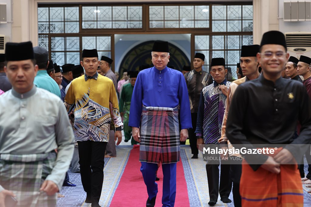 Sultan Perak berangkat ke Majlis Sambutan Nuzul Al-Quran peringkat negeriIPOH - Sultan Perak, Sultan Nazrin Muizzuddin Shah berkenan berangkat ke Majlis Sambutan Nuzul al-Quran Peringkat Negeri Perak Tahun 1446H/2025 di Masjid Sultan Azlan Shah di sini hari ini. Turut berangkat, Raja Muda Perak, Raja Jaafar Raja Muda Musa dan Raja Di Hilir Perak, Raja Iskandar Dzurkarnain Sultan Idris Shah. Hadir sama, Menteri Besar Perak, Datuk Seri Saarani Mohamad; Yang Dipertua Majlis Agama Islam dan Adat Melayu Perak (MAIPk), Tan Sri Mohd Annuar Zaini serta Mufti Perak, Datuk Wan Zahidi Wan Teh. Majlis dimulakan dengan tazkirah khas Nuzul Al-Quran oleh Pensyarah Universiti Pendidikan Sultan Idris (UPSI), Profesor Dr Azmil Hashim diikuti bacaan ayat-ayat suci al-Quran. Kemudian, majlis diteruskan dengan bacaan tahlil sebelum baginda berbuka puasa bersama 1,000 jemaah kemudiannya berangkat menunaikan solat Maghrib. Pada majlis itu, Sultan Nazrin turut berkenan menyampaikan bantuan Hari Raya Aidilfitri MAIPk daripada dana zakat berjumlah RM12.84 juta telah diserahkan kepada penghulu mukim dari 12 daerah mewakili 42,825 orang penerima terdiri daripada asnaf, fakir dan miskin di seluruh negeri Perak. Ketua Pegawai Eksekutif, Syamsul Hazeman Md Salleh menerusi satu kenyataan memaklumkan, penerima bantuan Hari Raya Aidilfitri dipilih daripada senarai asnaf, fakir dan miskin yang dicadangkan oleh Jawatankuasa Kariah Masjid dan Surau Diri Jumaat di negeri Perak. Katanya, semua penerima bantuan kewangan bulanan dan bantuan hemodialisis asnaf, fakir dan miskin turut menerima bantuan Hari Raya Aidilfitri di bawah dana zakat MAIPk. Sebelum berangkat pulang, baginda berkenan menunaikan solat Isyak dan solat tarawih secara berjemaah. - MG Perak