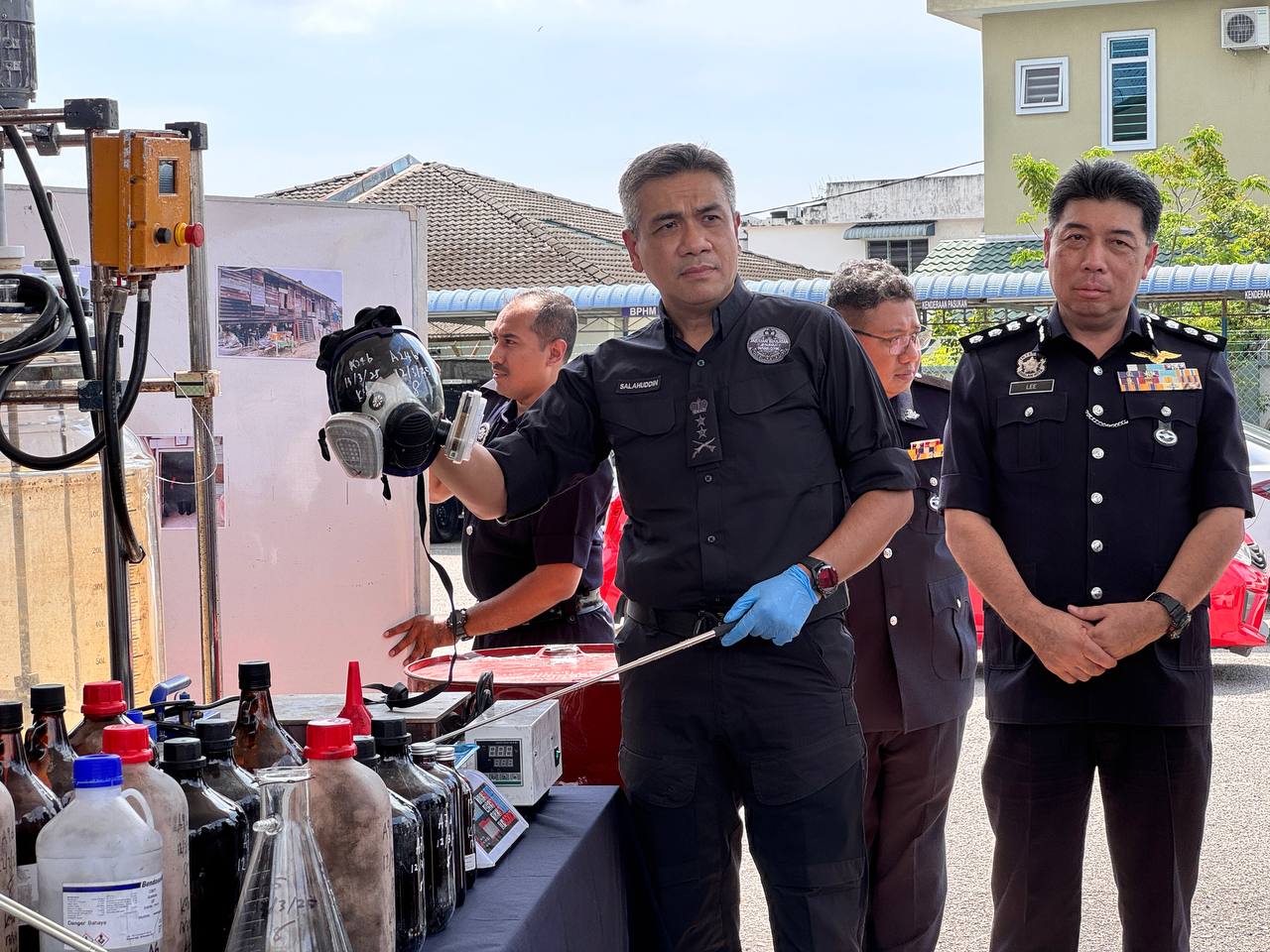 Makmal haram dadah Perak Sindiket dadah Malaysia Rampasan dadah terbesar Perak Polis Bukit Aman serbu makmal haram Rumah papan jadi pusat dadah Kes dadah terkini Malaysia Mat Zani