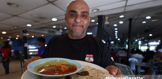 Tekstur capati lembut, mampu jual ribuan keping sehari Pemilik restoran Capati Corner Cheese Nan Viral, Mohd Yazid Mohd Ashraf, 44, menunjukkan capati kuah sardin yang menjadi tarikan utama pelanggannya di Temoh, Tapah. Foto ABDULLAH YUSOF, 25 APRIL 2025. Capati Corner @ Cheese Nan Viral