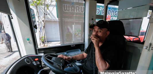 stereng bas Pemandu Bas MY, Mohd Murad Ibrahim memastikan perjalanan yang selamat dan lancar buat setiap penumpangnya. Foto ANIQ NABILAFIQ ANUAR, 30 MAC 2025.