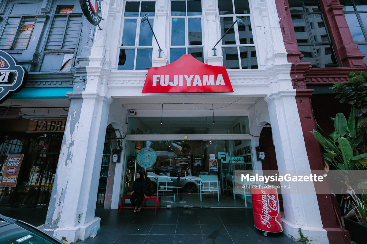 Fujiyama Records Ipoh piring hitam klasik kedai vinyl di Ipoh vinyl original dari Jepun muzik city pop pengumpul piring hitam Malaysia kedai pakaian bundle Jepun vinyl The Beatles Carpenters muzik vintaj 80an 90an