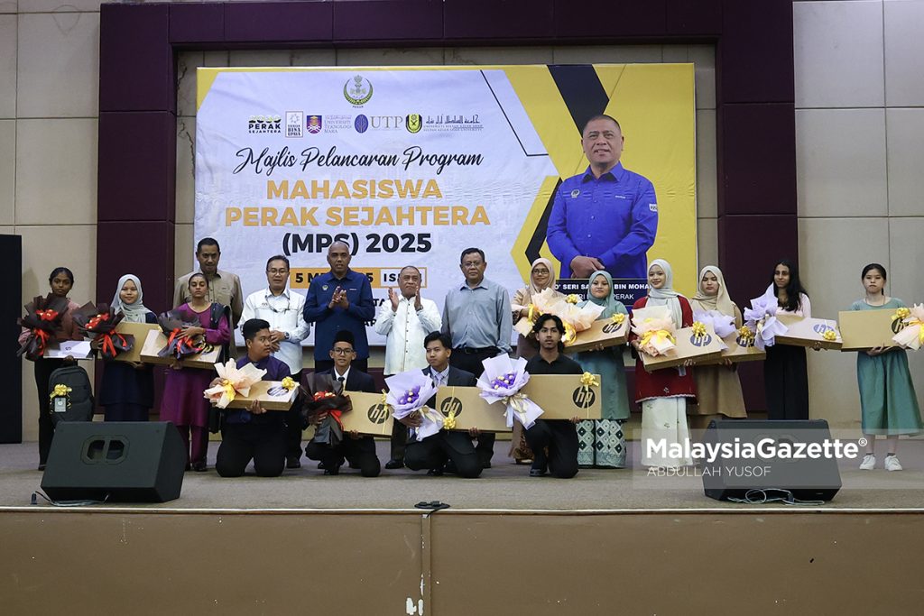 14 pelajar Anak Angkat Cikgu Saarani cemerlang SPM terima komputer riba