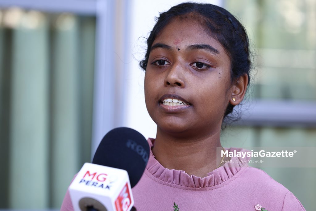 14 pelajar Anak Angkat Cikgu Saarani cemerlang SPM terima komputer riba