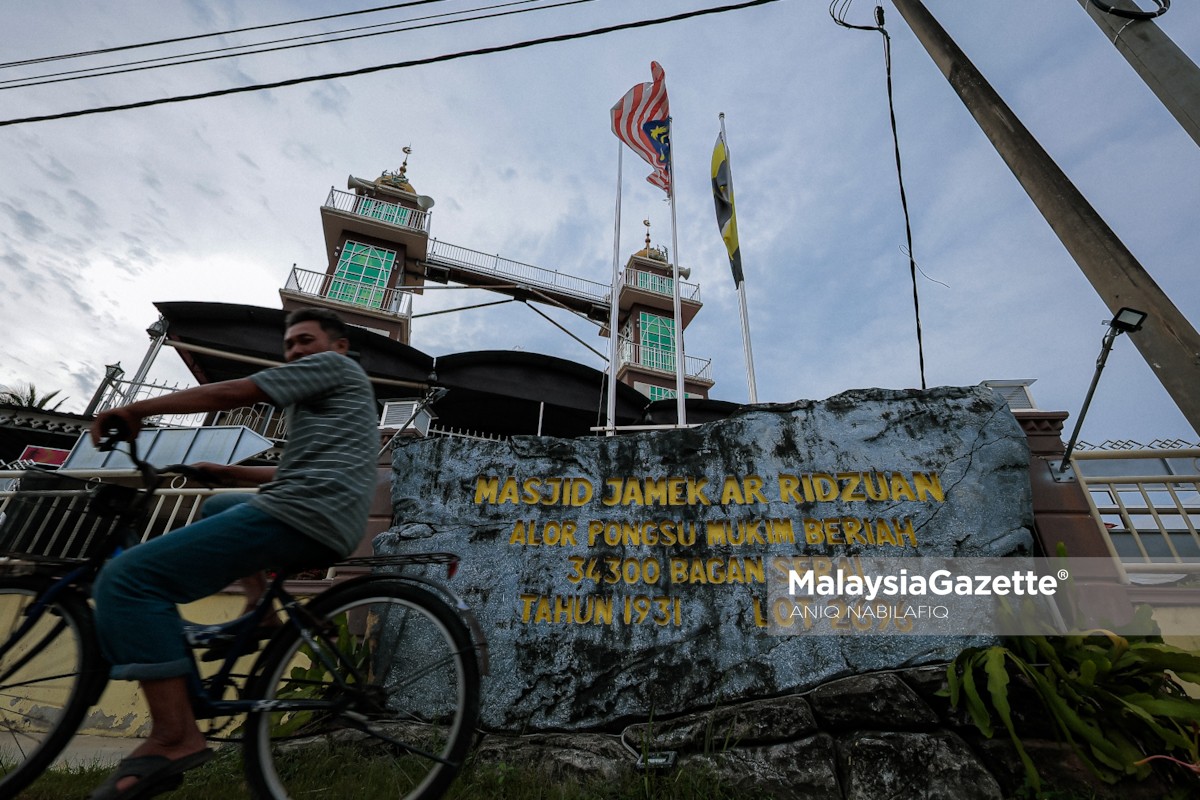 Masjid Jamek Ar-Ridzuan Alor Pongsu masjid bersejarah di Perak, masjid unik dua menara, masjid kampung Banjar Kerian, masjid wakaf Perak, masjid tumpuan musafir PLUS, sejarah Islam Alor Pongsu