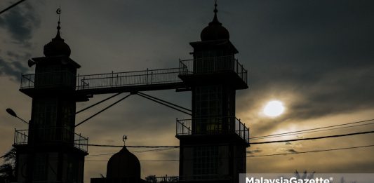 Masjid Jamek Ar-Ridzuan Alor Pongsu masjid bersejarah di Perak, masjid unik dua menara, masjid kampung Banjar Kerian, masjid wakaf Perak, masjid tumpuan musafir PLUS, sejarah Islam Alor Pongsu