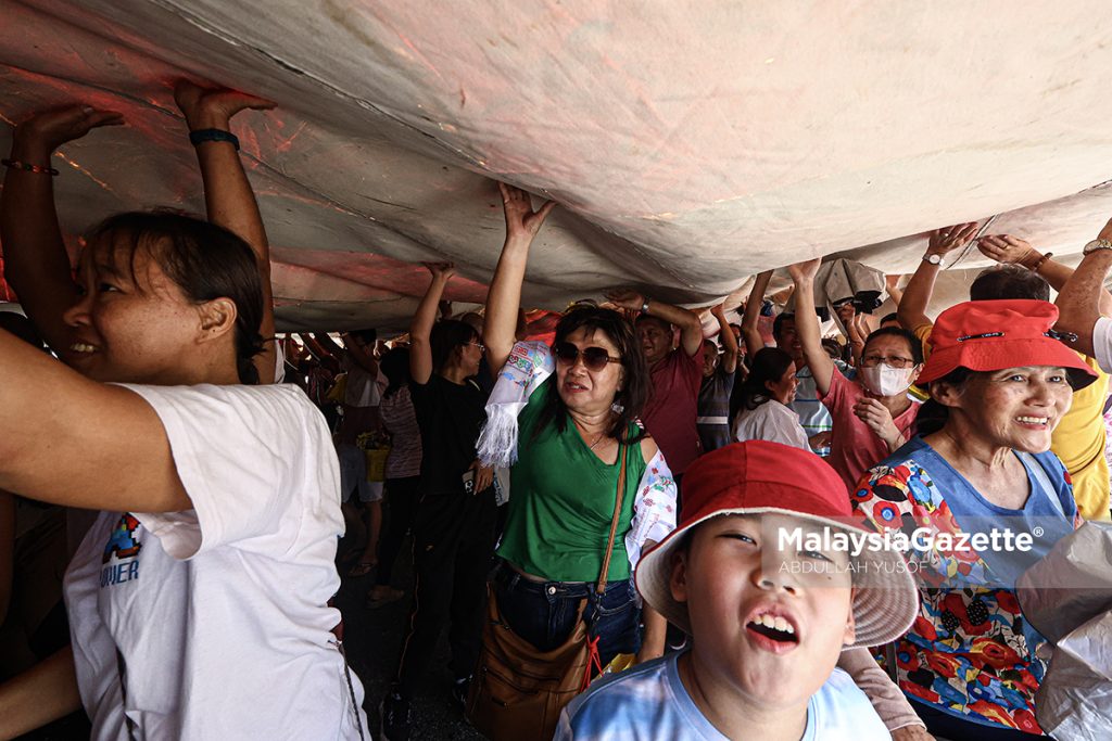 'Thangka' gergasi disinari matahari sempena sambutan Hari Wesak
