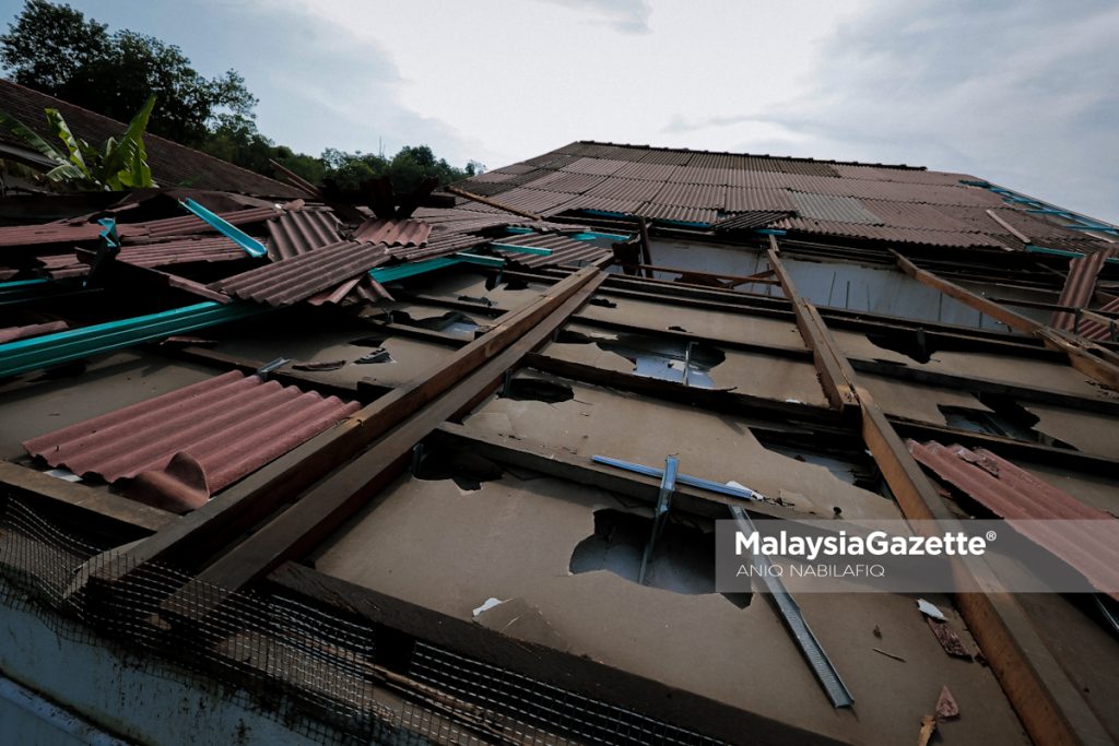 Bumbung terbang, siling runtuh akibat ribut