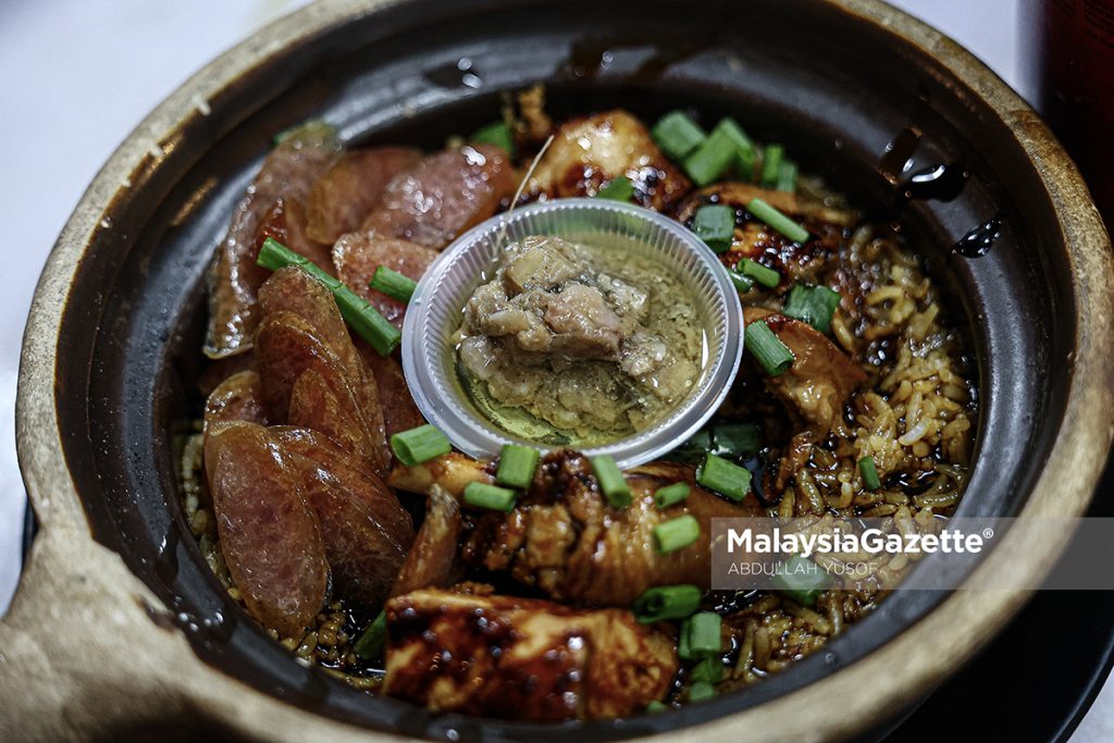 Nasi ayam claypot dapur arang menu ikonik restoran Oppa Zuzu