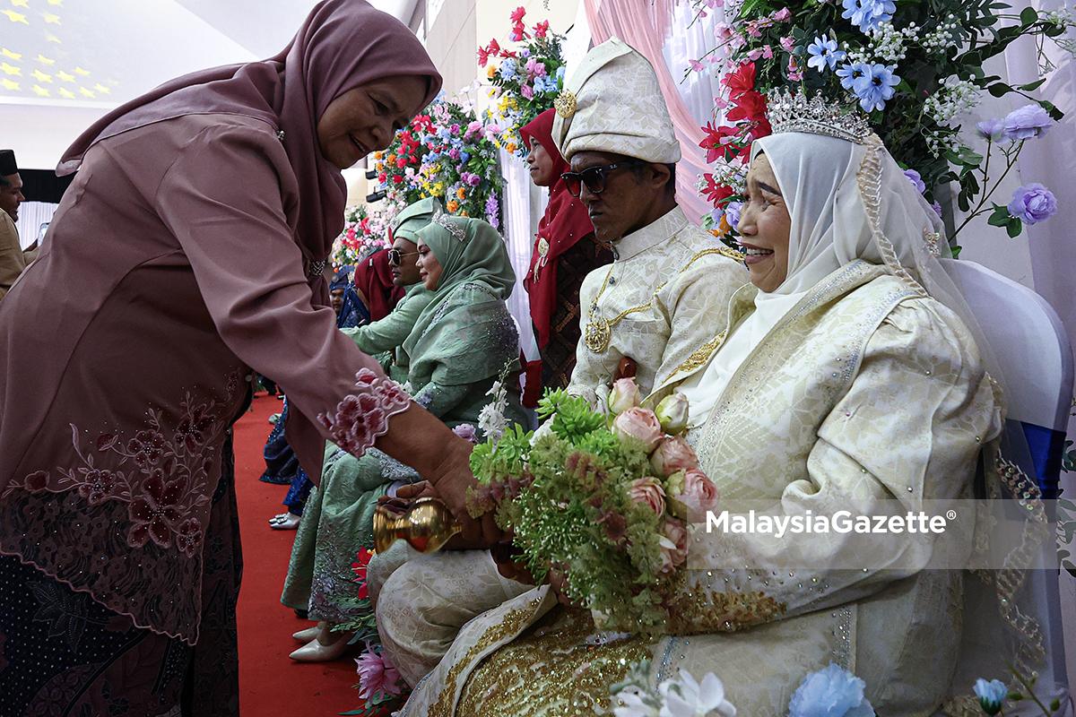 Jodoh beza usia Perkahwinan warga emas Lenggong Cinta tidak kenal usia Kenduri kahwin beramai-ramai Lenggong Jodoh rahsia Tuhan Perkahwinan kali pertama usia 47 Perkahwinan kali ketiga wanita 70 tahun Majlis kahwin Parlimen Lenggong Jiran jadi pasangan hidup Cinta di usia emas Perkahwinan unik Lenggong
