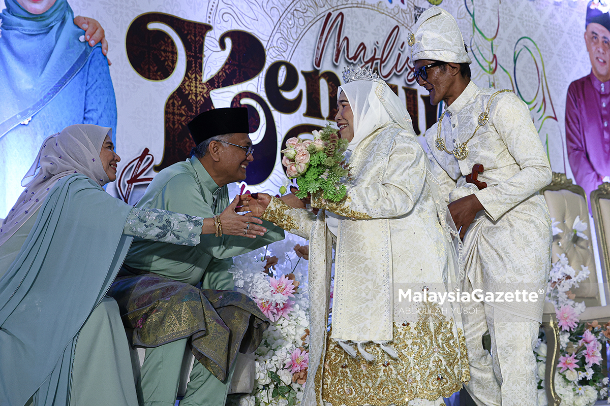 Jodoh beza usia Perkahwinan warga emas Lenggong Cinta tidak kenal usia Kenduri kahwin beramai-ramai Lenggong Jodoh rahsia Tuhan Perkahwinan kali pertama usia 47 Perkahwinan kali ketiga wanita 70 tahun Majlis kahwin Parlimen Lenggong Jiran jadi pasangan hidup Cinta di usia emas Perkahwinan unik Lenggong