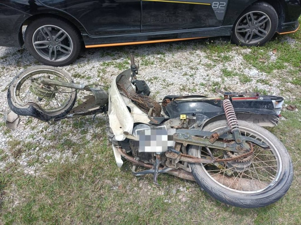 Warga emas maut , motosikal langgar belakang tayar lori