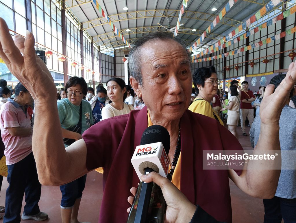 'Thangka' gergasi disinari matahari sempena sambutan Hari Wesak