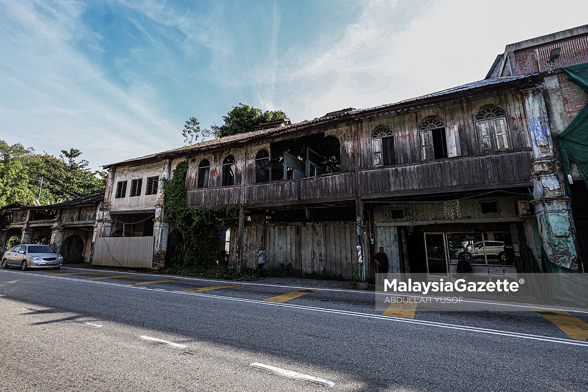 Gnaseregaran tukang gunting rambut kedai gunting rambut lama, nostalgia Gopeng, pekan tinggal Perak, kisah warga emas gigih, sejarah perlombongan bijih timah Perak