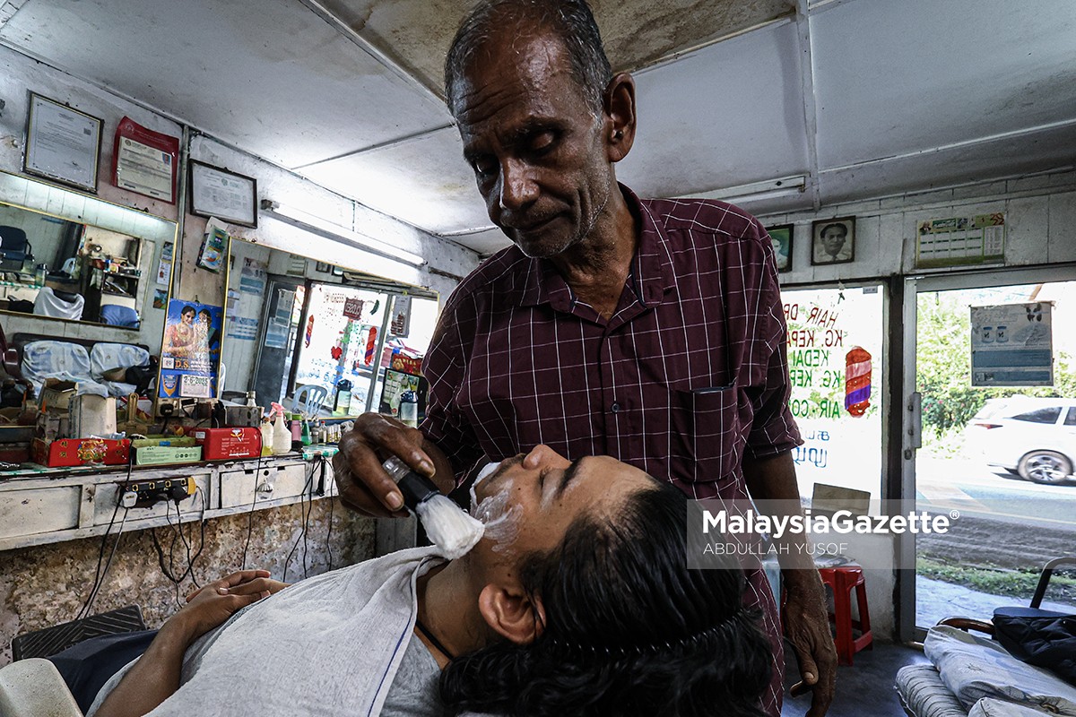 Gnaseregaran tukang gunting rambut kedai gunting rambut lama, nostalgia Gopeng, pekan tinggal Perak, kisah warga emas gigih, sejarah perlombongan bijih timah Perak