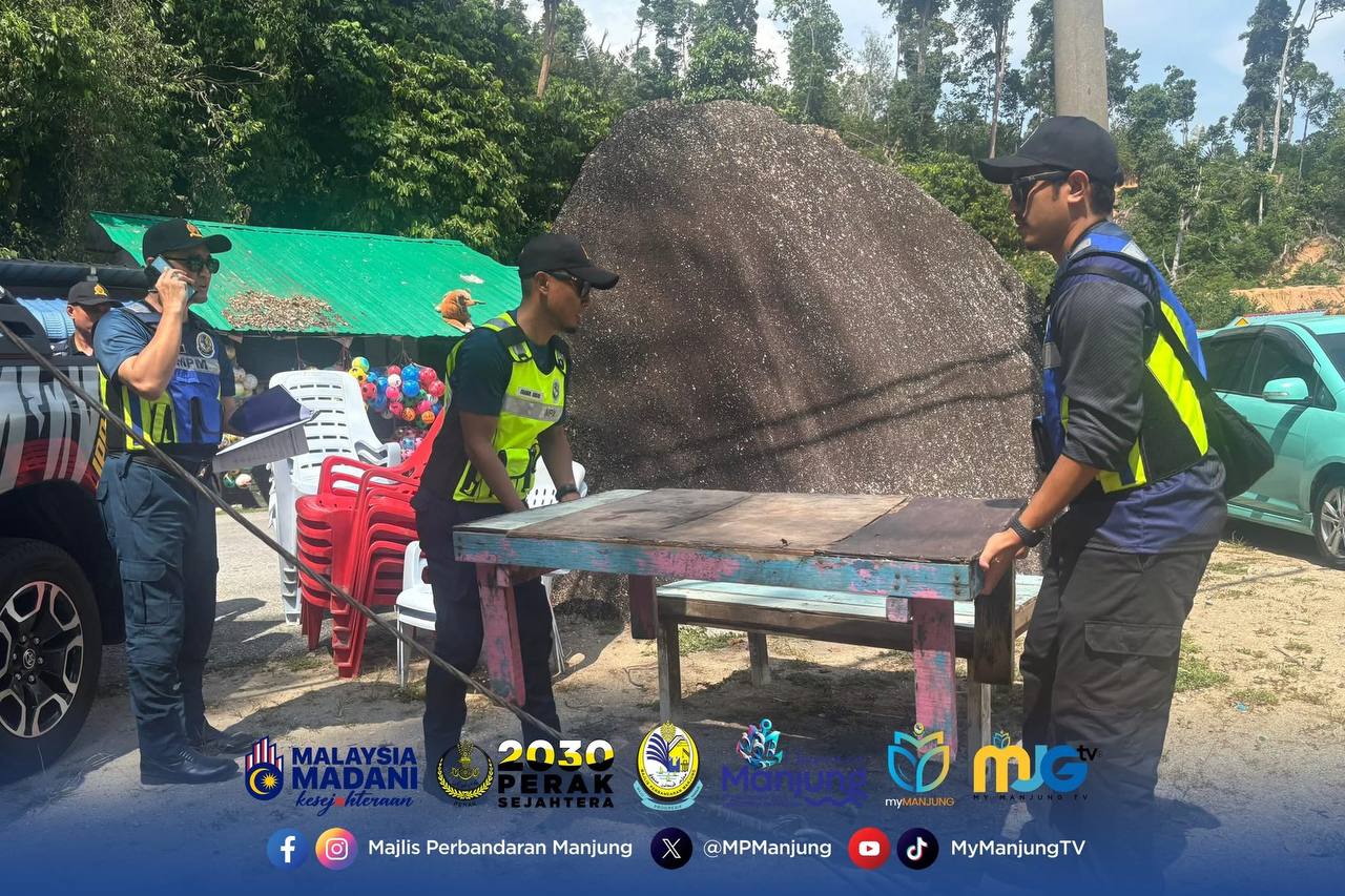 rampasan barangan sewaan haram Teluk Senanginaktiviti sewaan tanpa lesen, penguatkuasaan MPM, kerusi pelampung Teluk Senangin, Majlis Perbandaran Manjung, berita Perak terkini, pantai awam Manjung