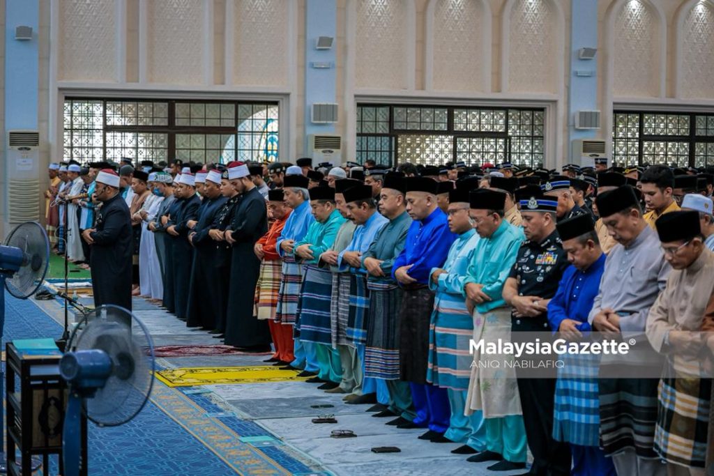 Raja Dihilir Perak, Raja Iskandar Dzurkarnain Sultan Idris Shah berangkat ke Majlis Bacaan Yasin dan Tahlil sempena Sambutan Hari Pahlawan Peringkat Negeri Perak di Masjid Sultan Azlan Shah, Ipoh, pada Jumaat. Foto ANIQ NABILAFIQ ANUAR, 25 JULAI 2025.