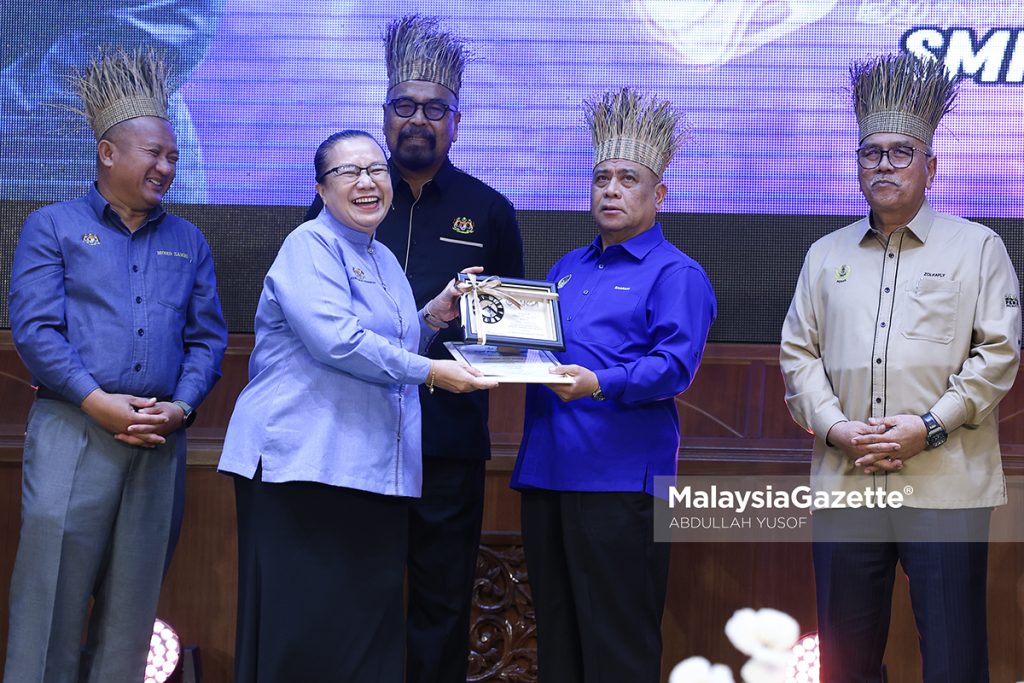 Pengetua Orang Asli Pertama Malaysia, terima Anugerah Ikon Orang Asli