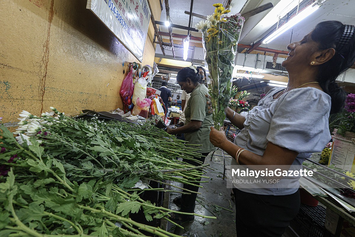 Pasar Besar Ipoh, peniaga bunga Ipoh, kedai bunga Ipoh, bunga segar Cameron Highlands, Perak, tempat beli bunga Ipoh, Peniaga Melayu India Cina Pasar Ipoh peniaga bunga segar di Pasar Besar Ipoh kekal bertahan lebih 10 tahun. Kedai Bunga Fooh Choon tawar pelbagai bunga segar seperti ros, lili, kekwa dan perkhidmatan gubahan untuk semua majlis.
