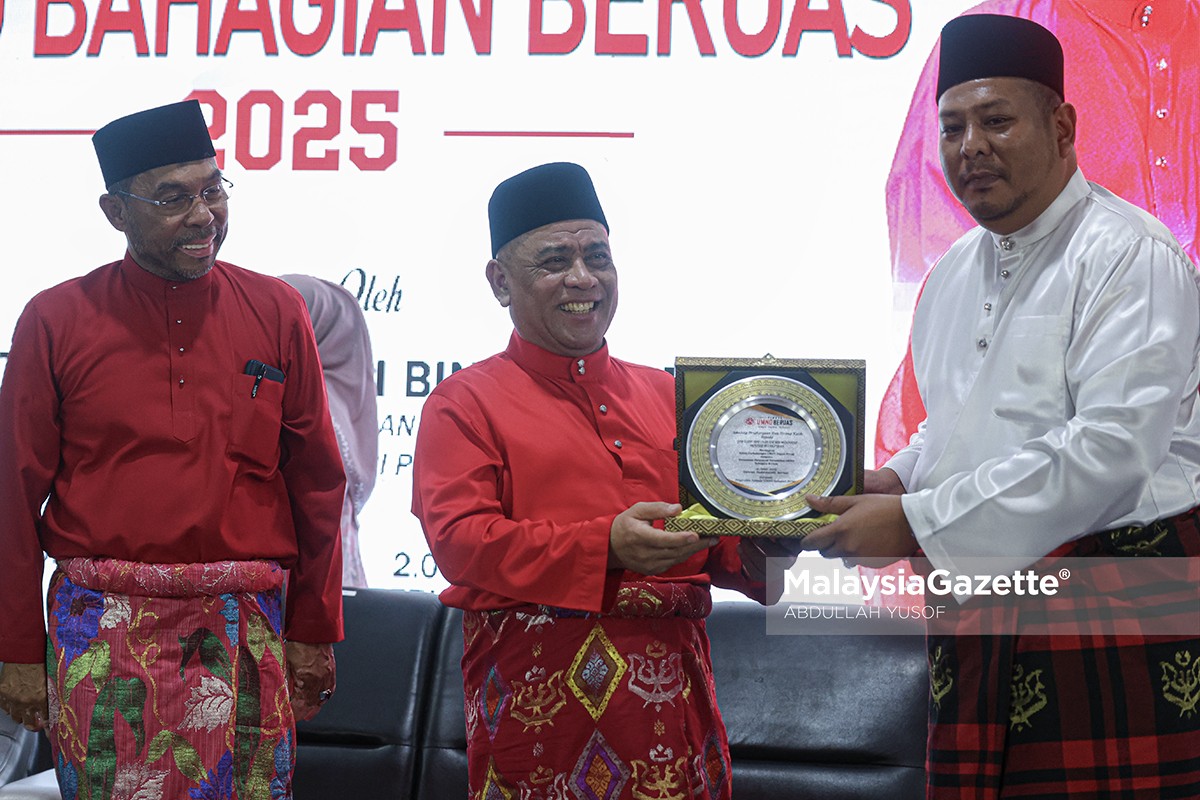 Tun Mahathir sokongan UMNO politik UMNO Perak, kesetiaan ahli UMNO, Saarani Mohamad UMNO Perak, Mesyuarat Perwakilan UMNO Beruas, Tun Mahathir 22 tahun Perdana Menteri,