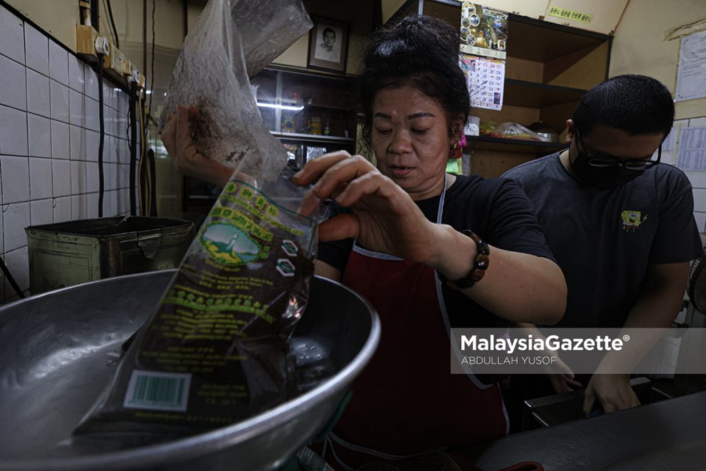Kopi campuran hitam, putih jadi tarikan utama gerai ikonik di UTC Perak