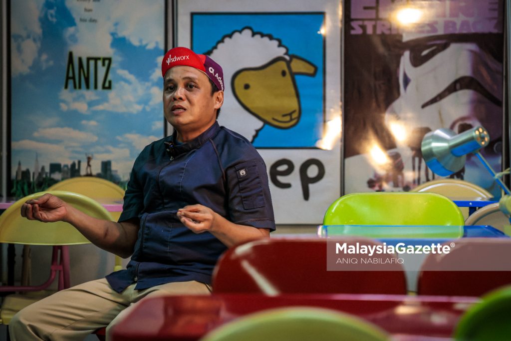 'Cinta' pastri, barang vintaj, Azmil buka kedai impian pada usia 50 tahun