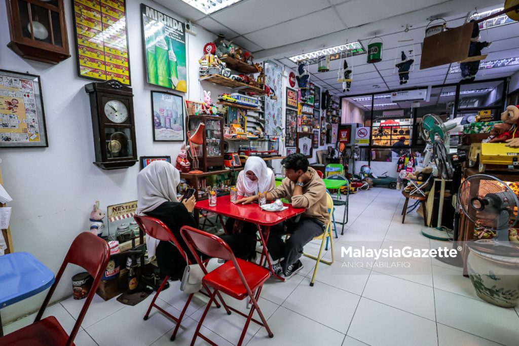 'Cinta' pastri, barang vintaj, Azmil buka kedai impian pada usia 50 tahun