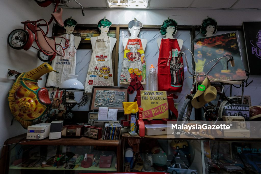 'Cinta' pastri, barang vintaj, Azmil buka kedai impian pada usia 50 tahun