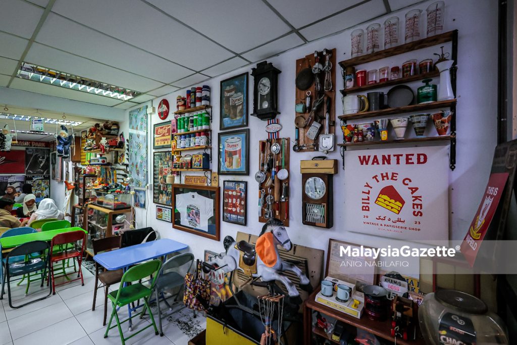 'Cinta' pastri, barang vintaj, Azmil buka kedai impian pada usia 50 tahun