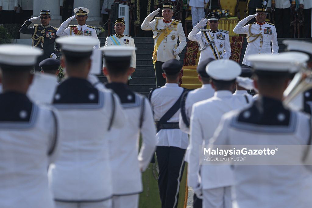 Sultan Perak berangkat ke sambutan Hari Pahlawan