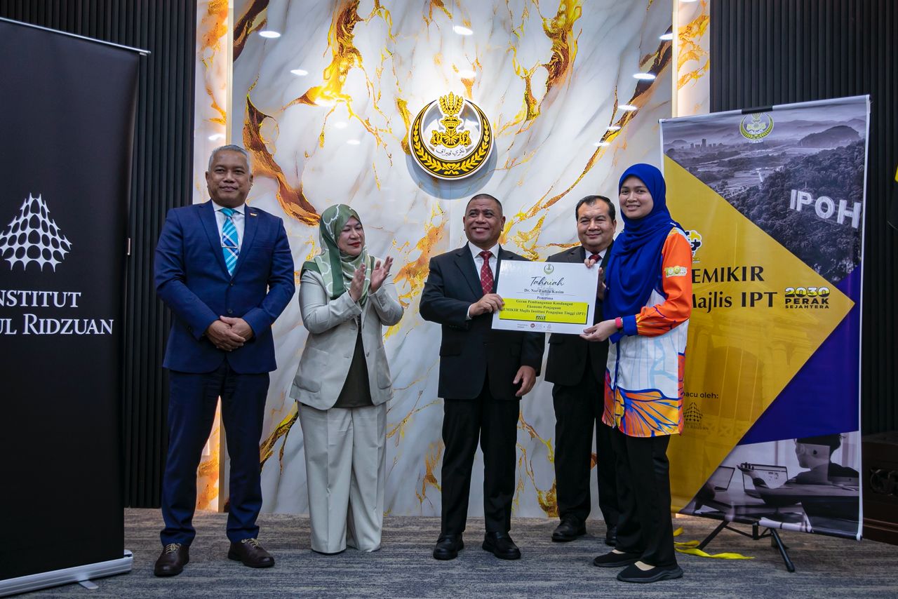 Lima penyelidik UPSI terima geran RM100,000 IDR geran ekonomi penjagaan Perak, Institut Darul Ridzuan, UPSI Perak Sejahtera 2030, PEMIKIR Majlis IPT, Saarani Mohamad, geran penyelidikan Perak